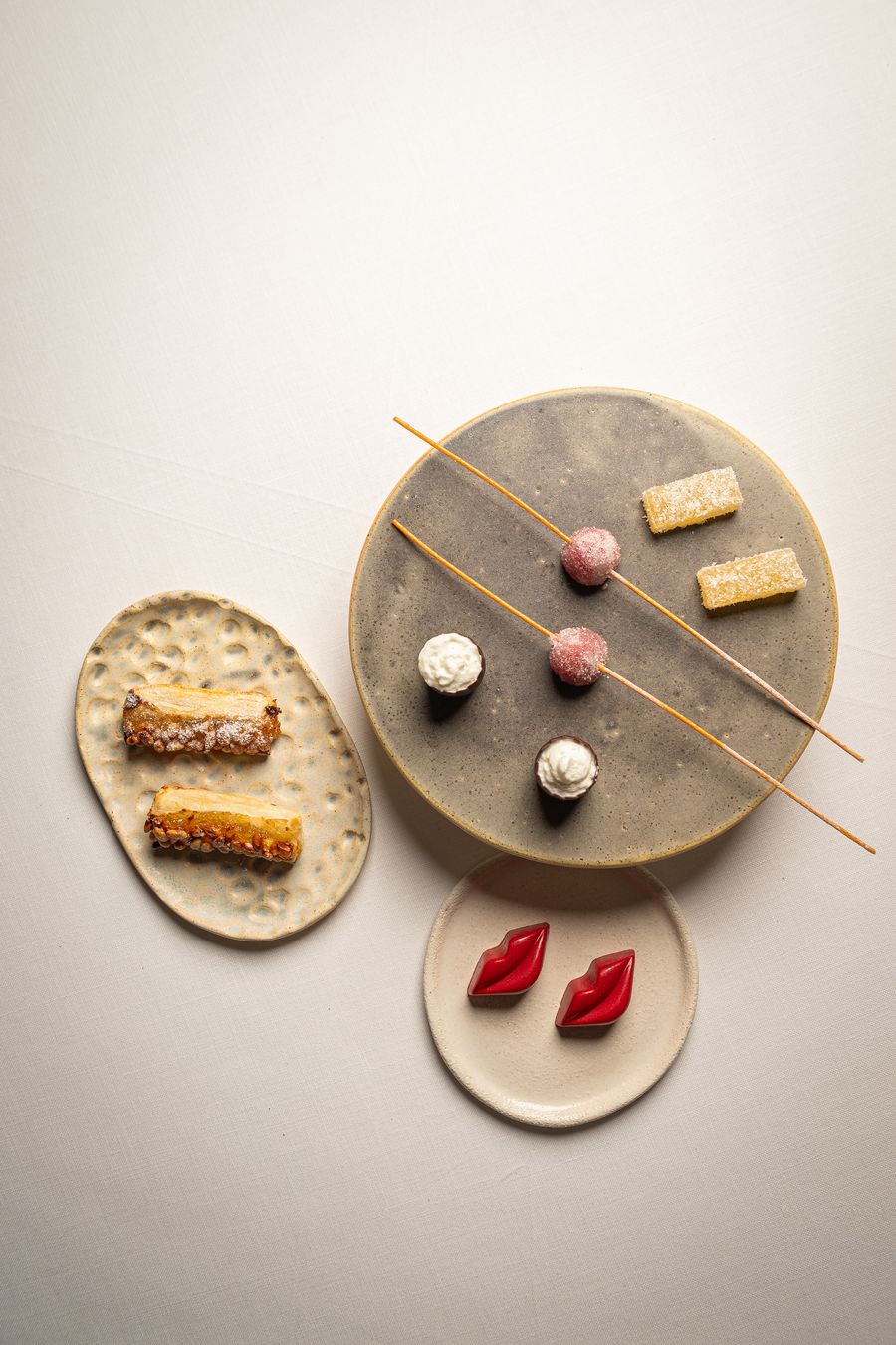 Los aperitivos compuestos: croquetas, bocados en brocheta y los labios rojos