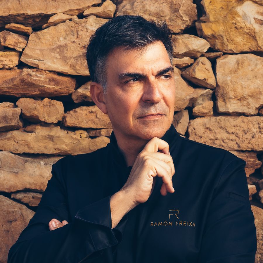 Retrato de Ramón Freixa con chaquetilla negra ante un margen de piedra seca