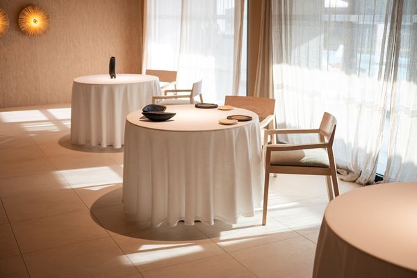 Una mesa vestida frente al ventanal