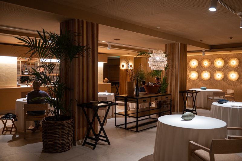 La sala al anochecer, con la pared de apliques encendida