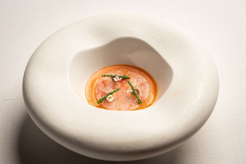 Uno de los platos del menú, en cuenco de gres claro