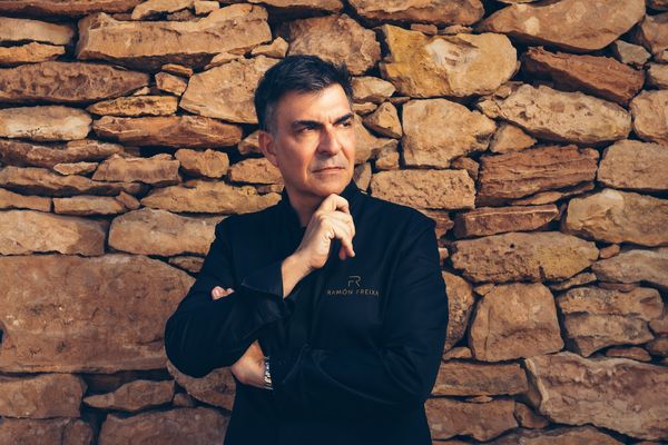 Ramón Freixa contra un margen de piedra seca de la isla